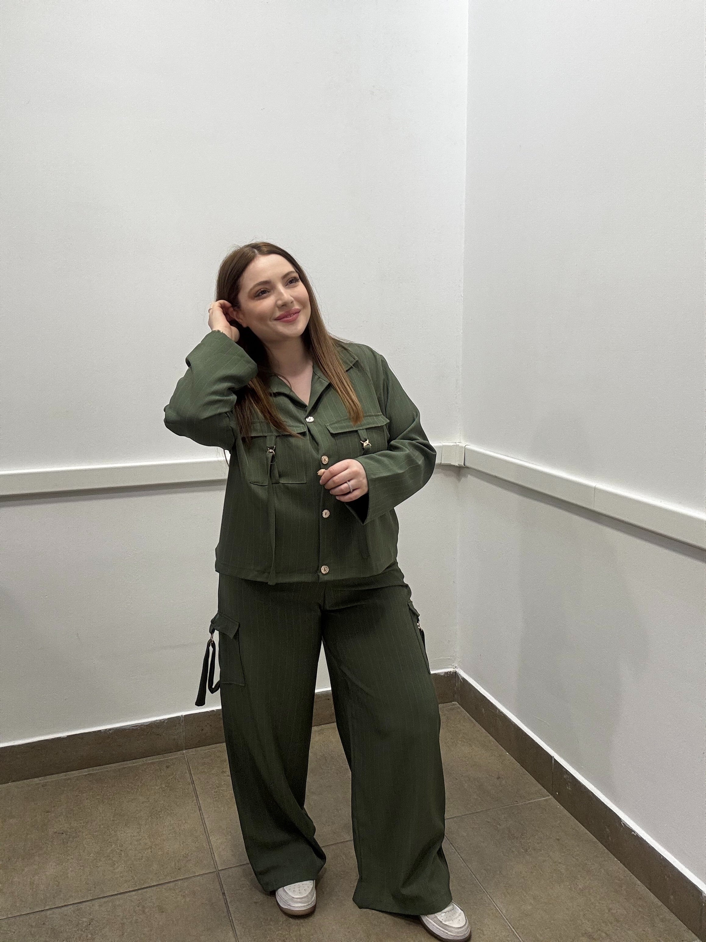 Completo Coordinato Gessato con Pantaloni Cargo e Dettagli Hardware