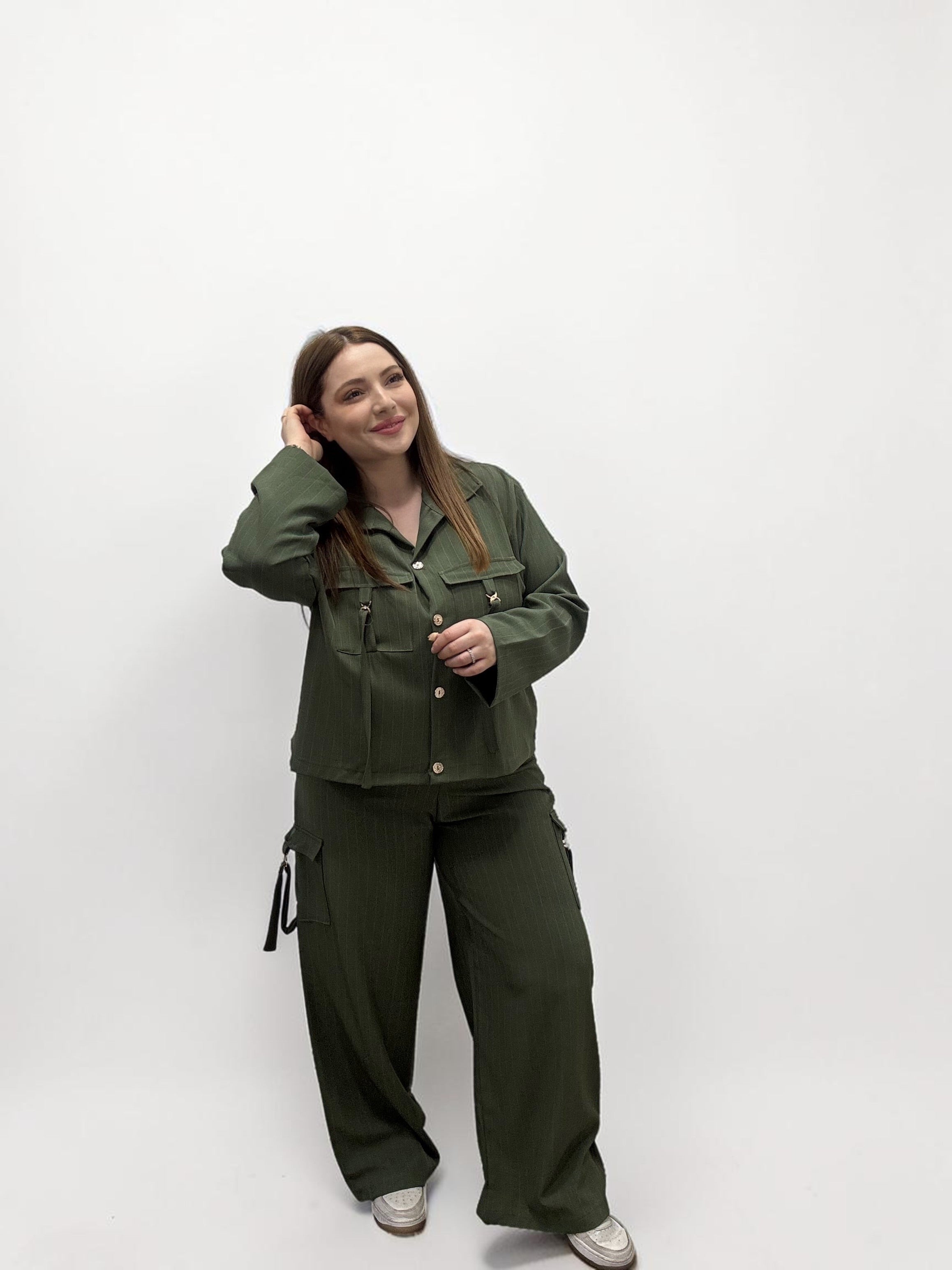 Completo Coordinato Gessato con Pantaloni Cargo e Dettagli Hardware