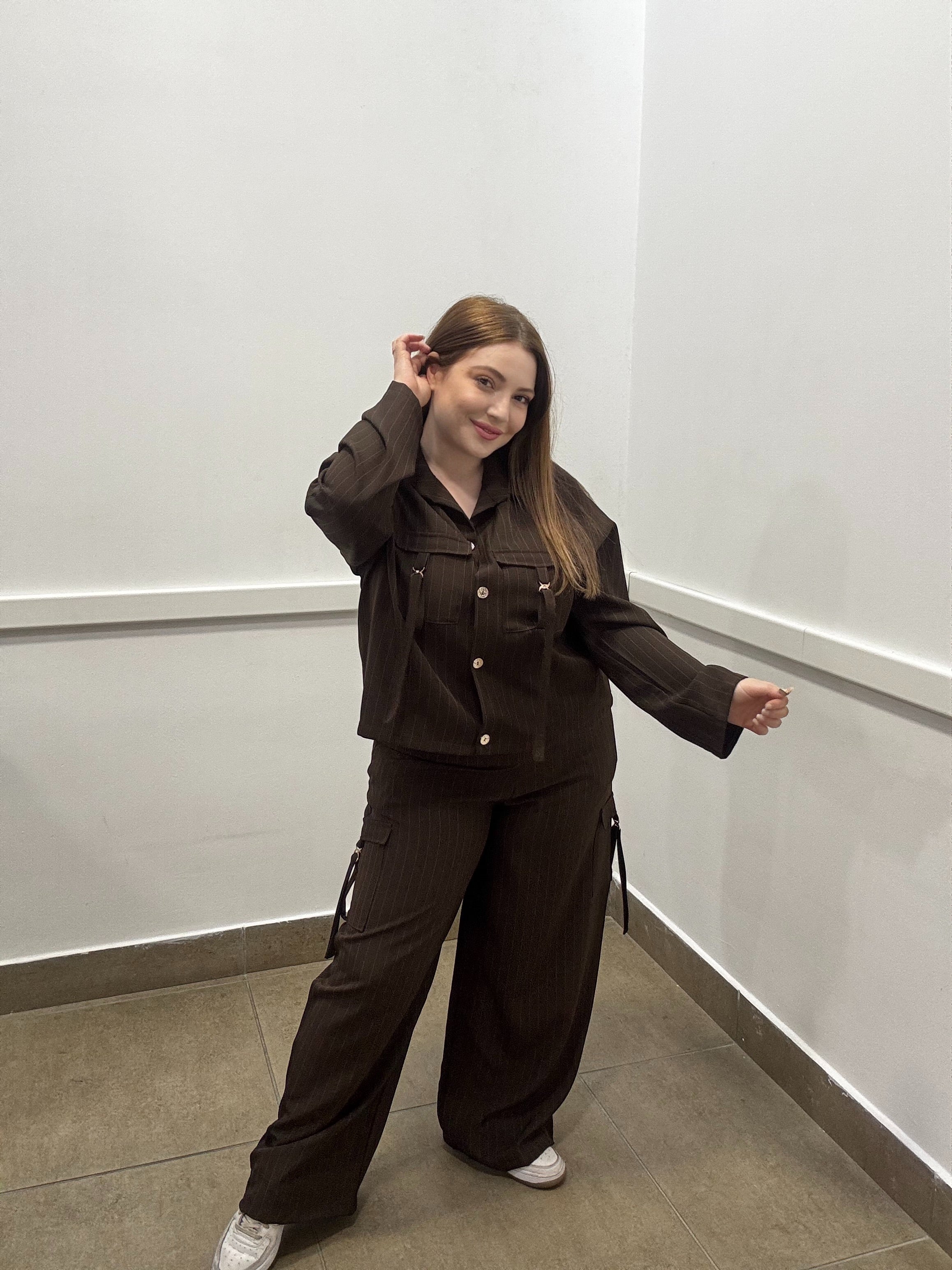 Completo Coordinato Gessato con Pantaloni Cargo e Dettagli Hardware