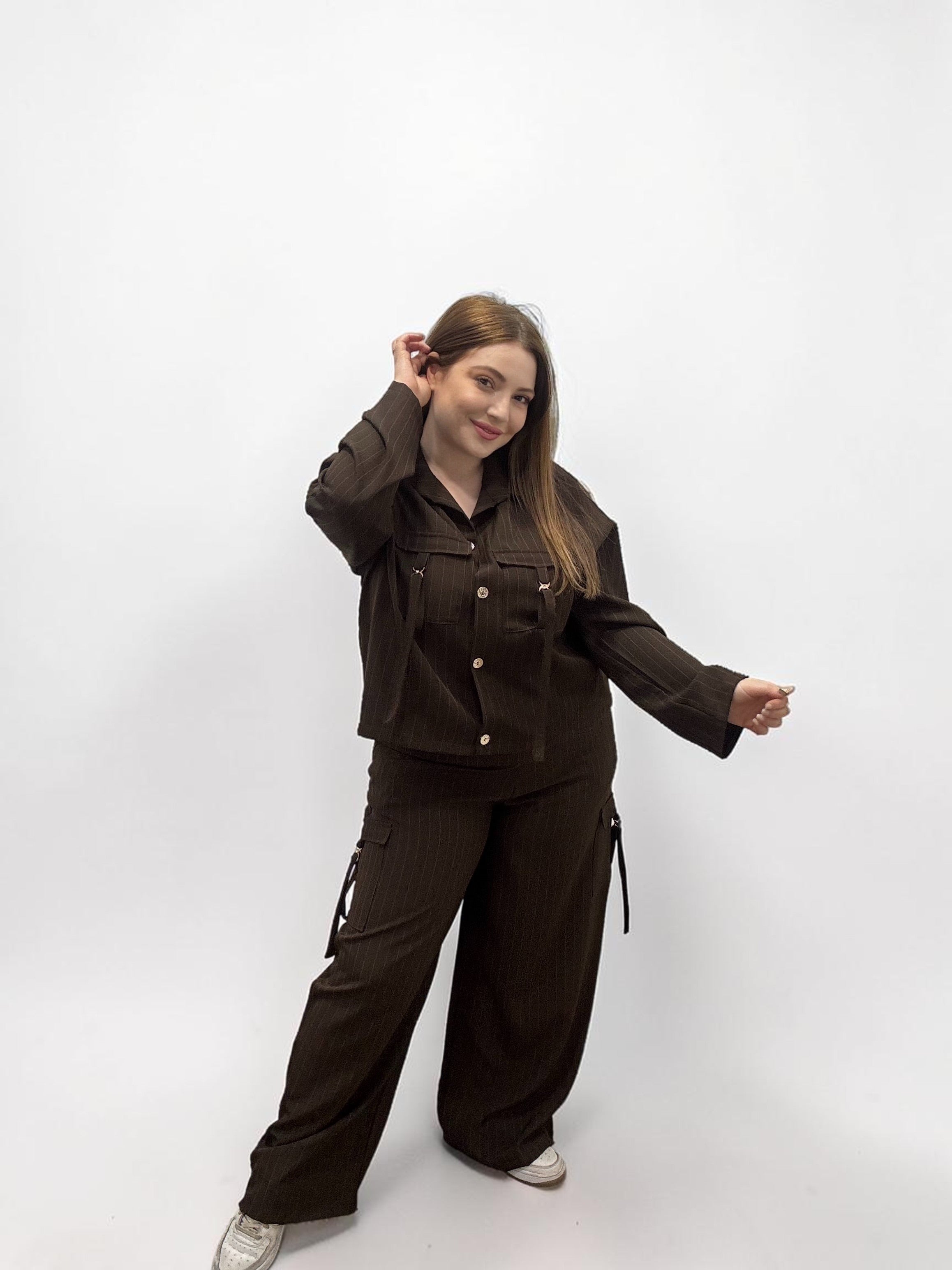 Completo Coordinato Gessato con Pantaloni Cargo e Dettagli Hardware