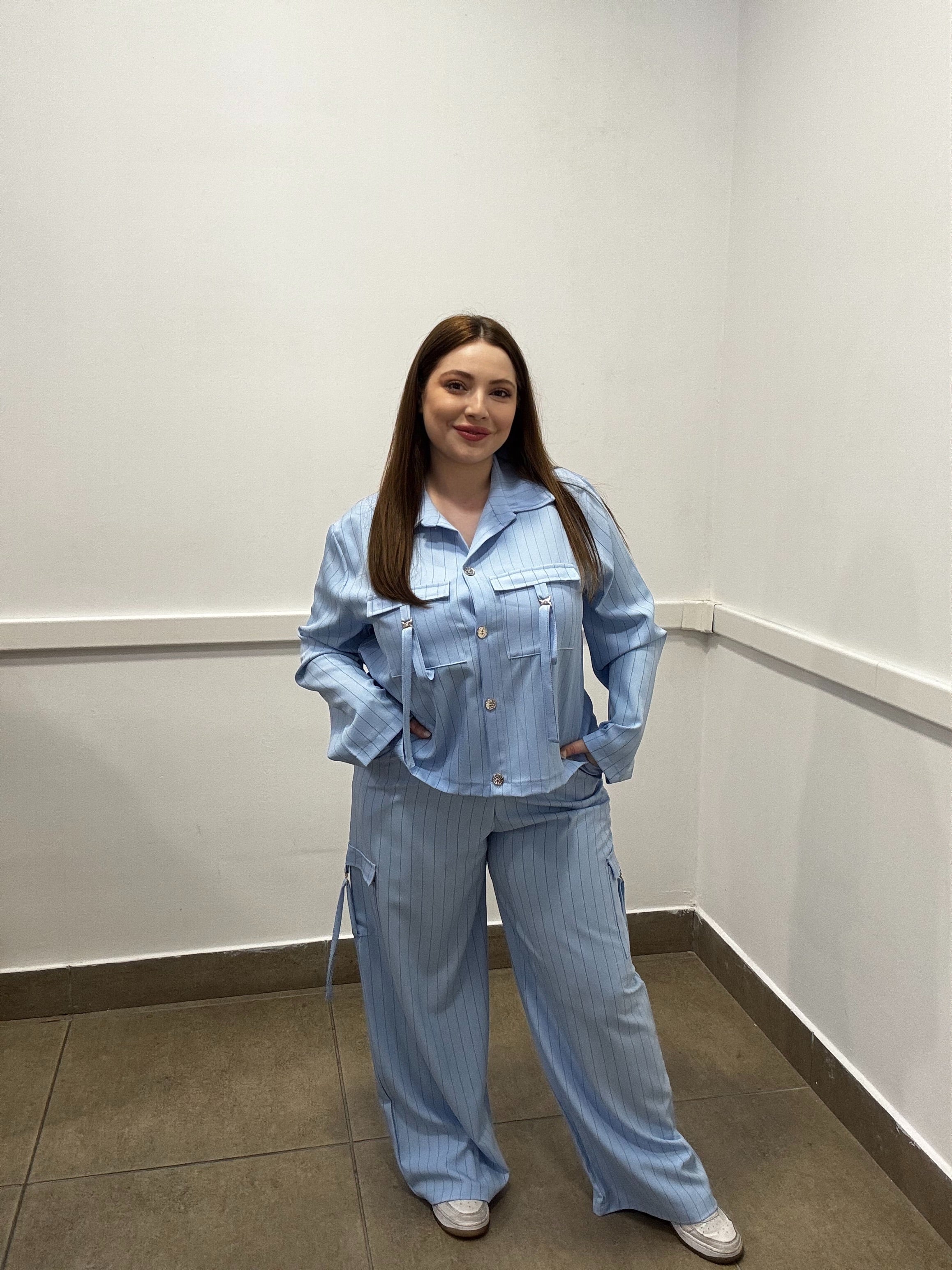 Completo Coordinato Gessato con Pantaloni Cargo e Dettagli Hardware