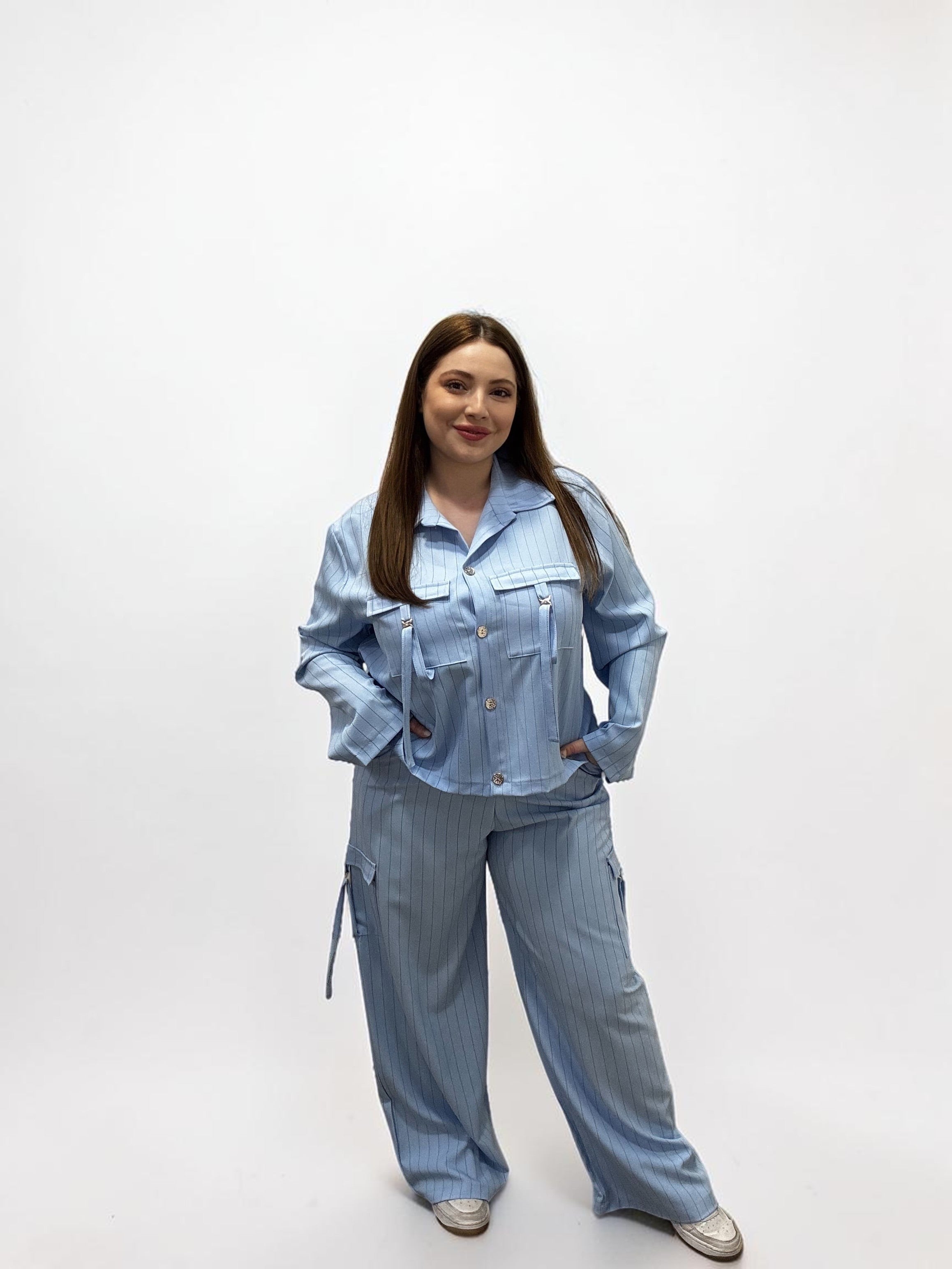 Completo Coordinato Gessato con Pantaloni Cargo e Dettagli Hardware