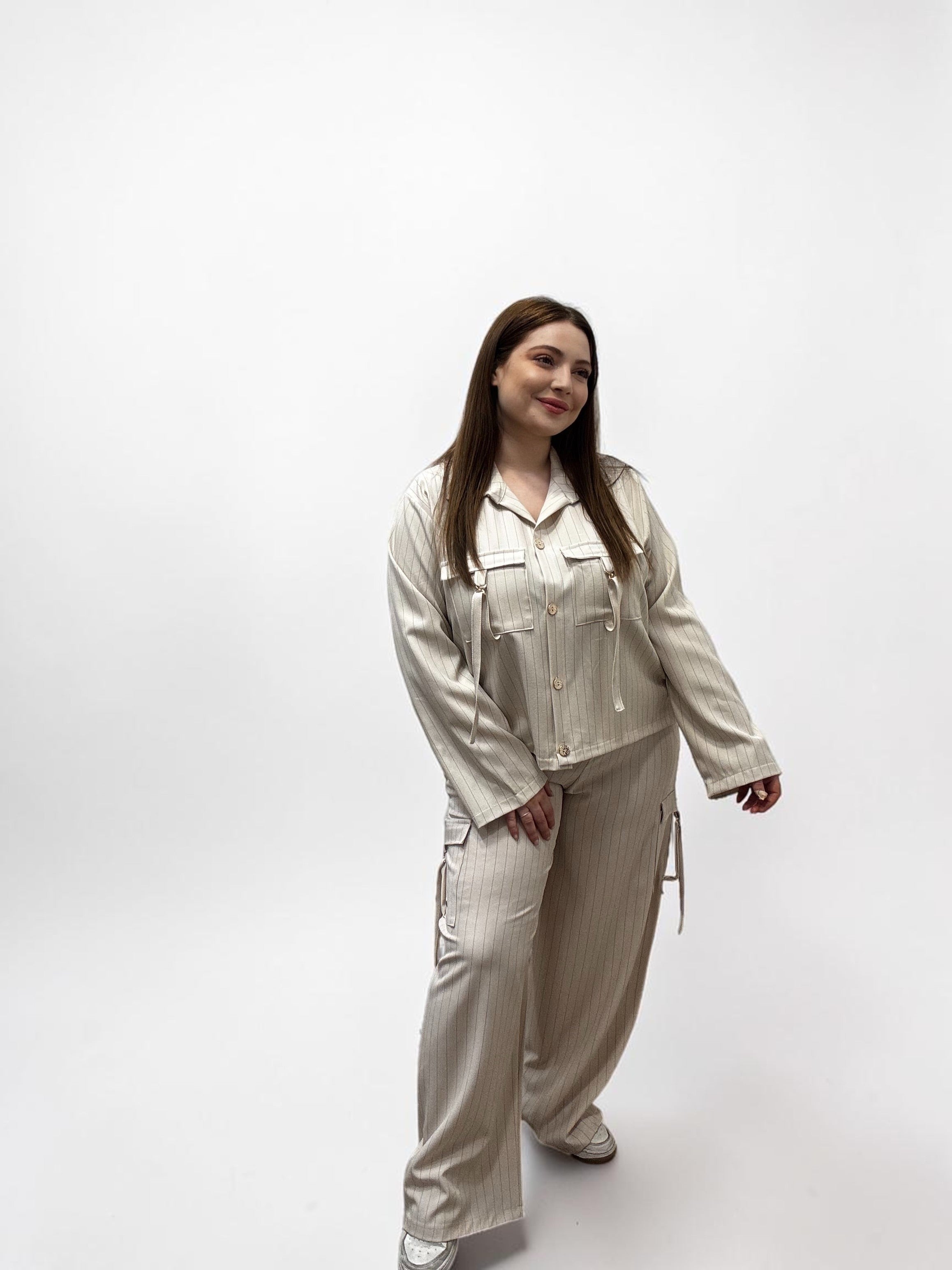 Completo Coordinato Gessato con Pantaloni Cargo e Dettagli Hardware