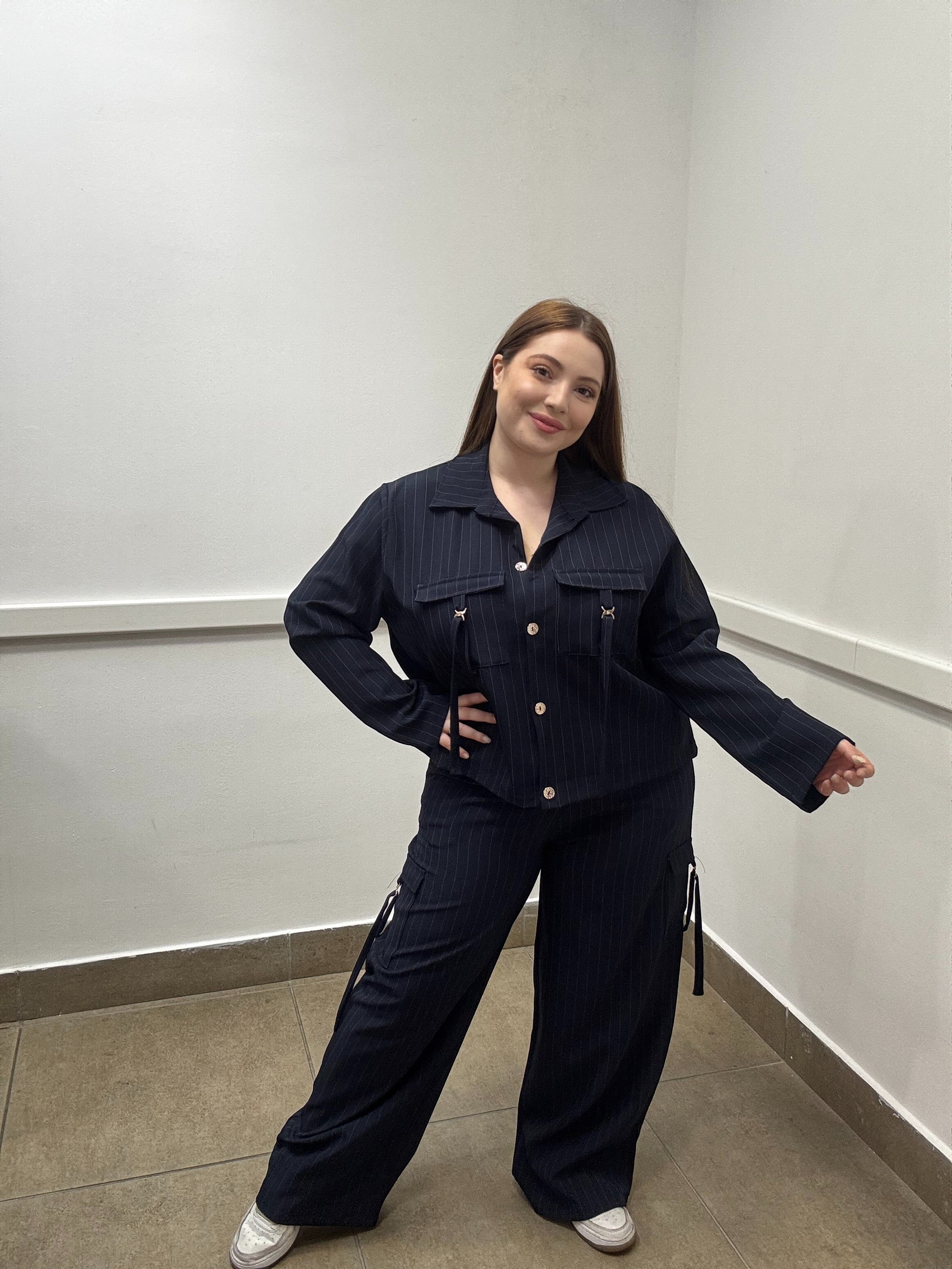 Completo Coordinato Gessato con Pantaloni Cargo e Dettagli Hardware