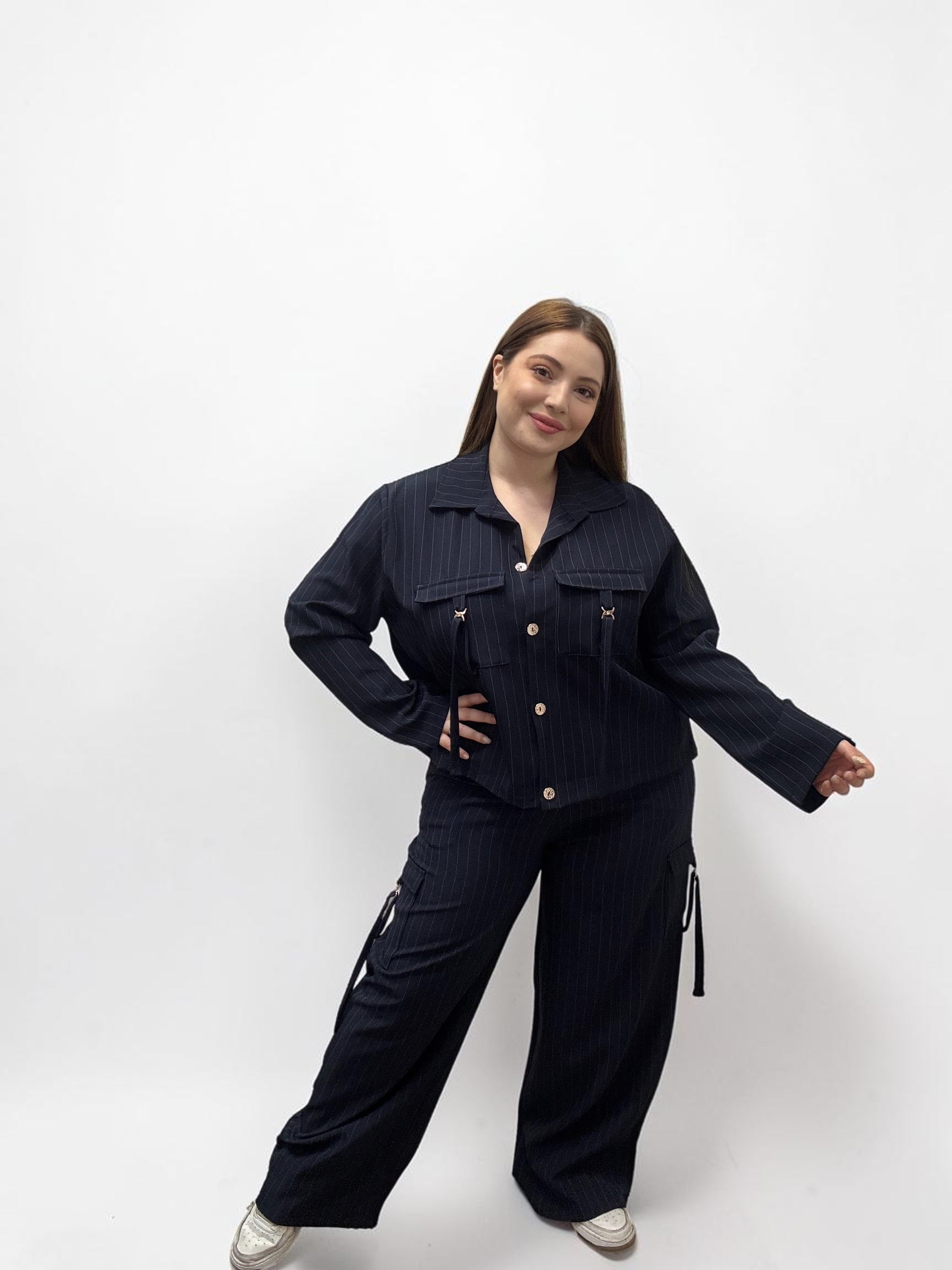 Completo Coordinato Gessato con Pantaloni Cargo e Dettagli Hardware