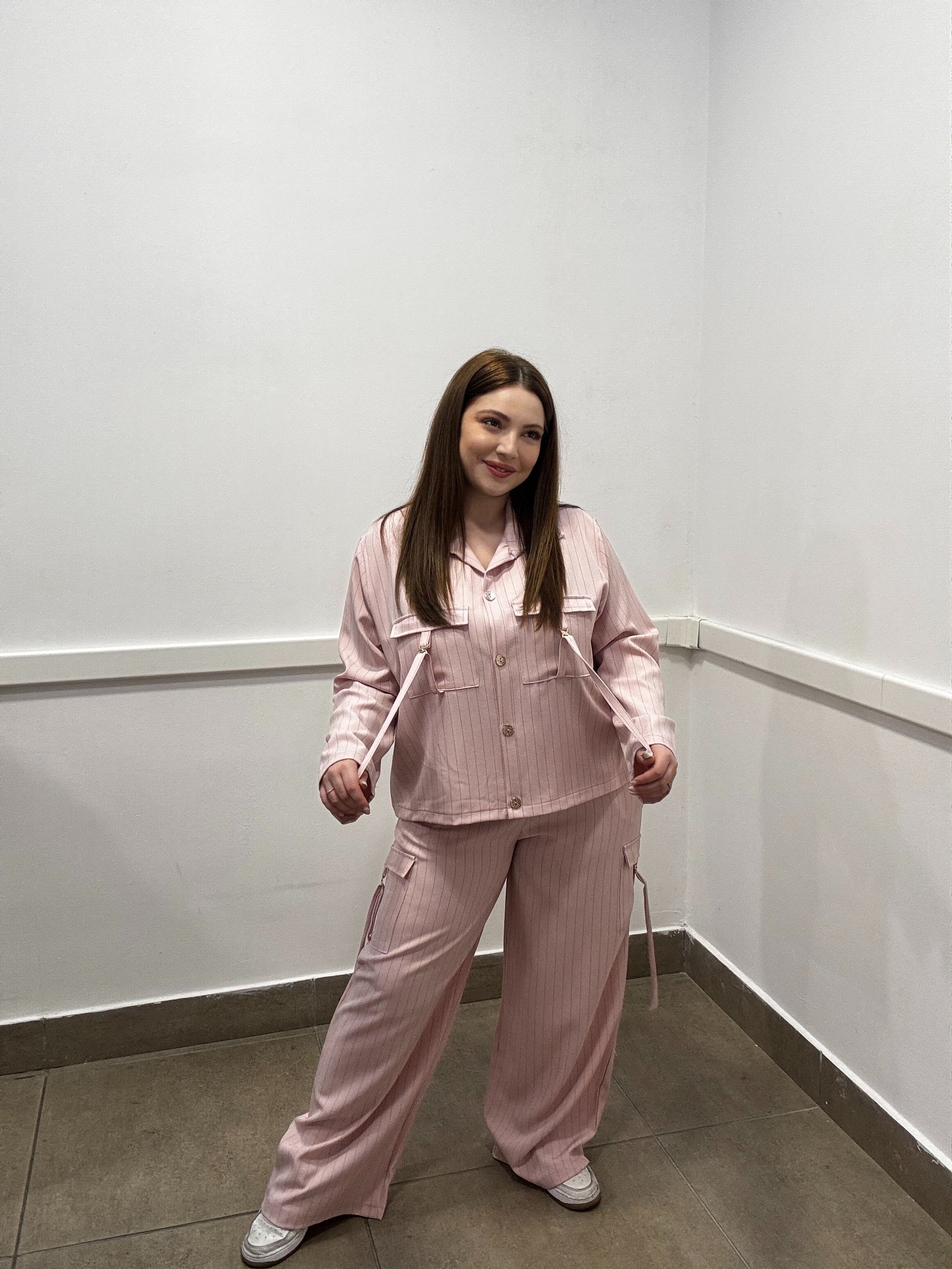 Completo Coordinato Gessato con Pantaloni Cargo e Dettagli Hardware