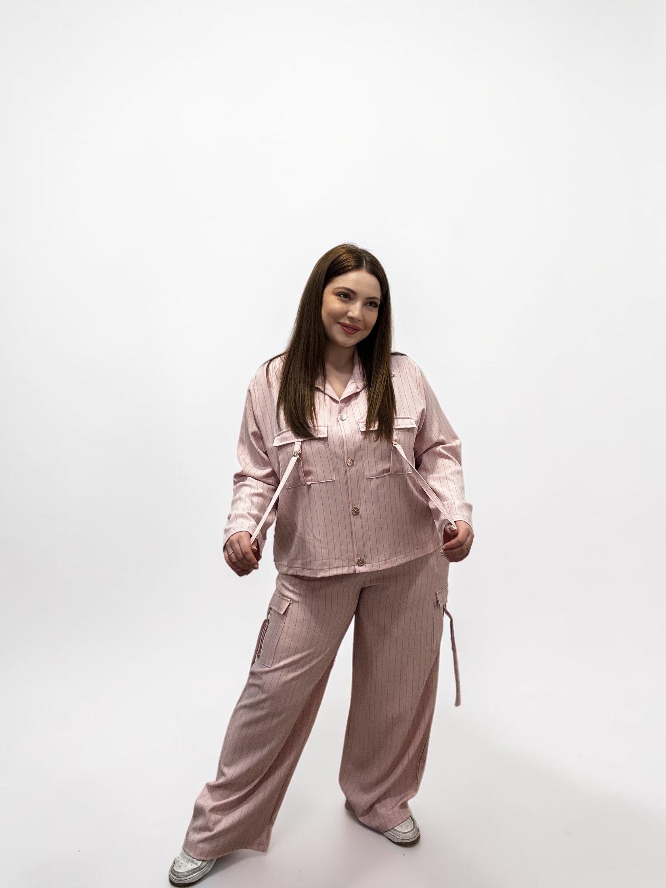 Completo Coordinato Gessato con Pantaloni Cargo e Dettagli Hardware