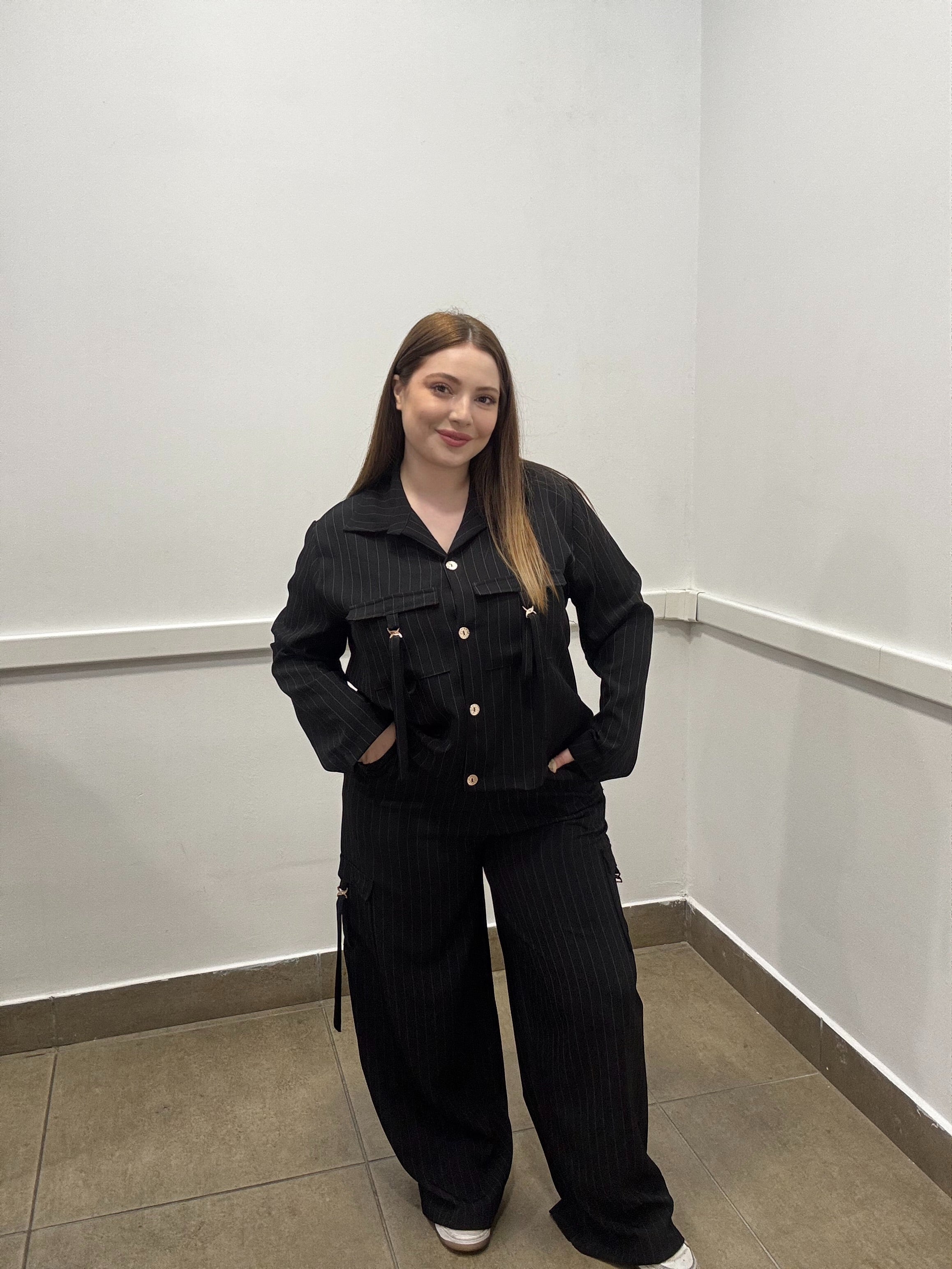 Completo Coordinato Gessato con Pantaloni Cargo e Dettagli Hardware