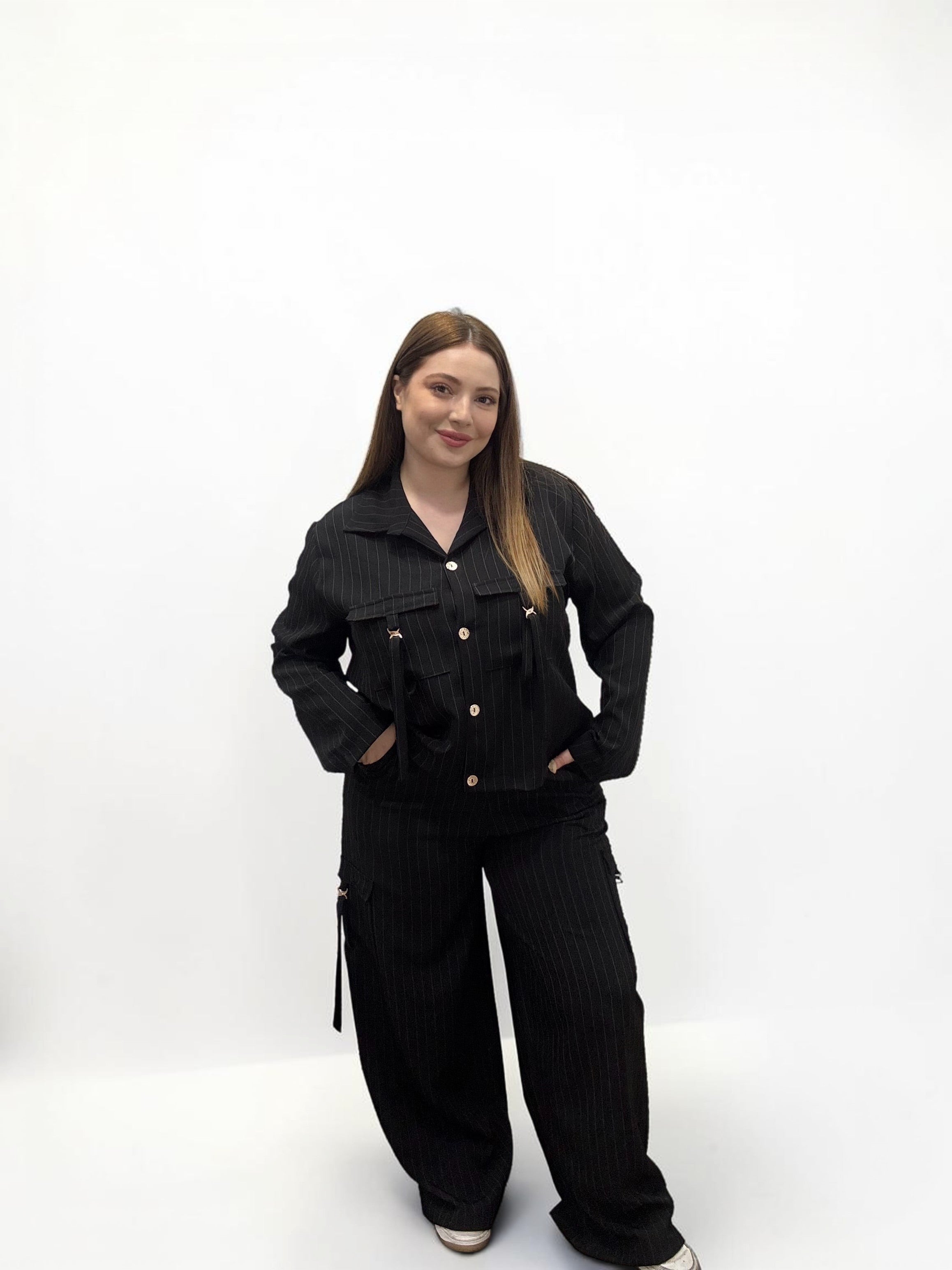 Completo Coordinato Gessato con Pantaloni Cargo e Dettagli Hardware