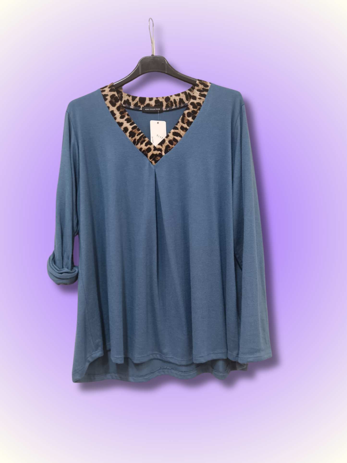 Blusa con scollo a V animalier