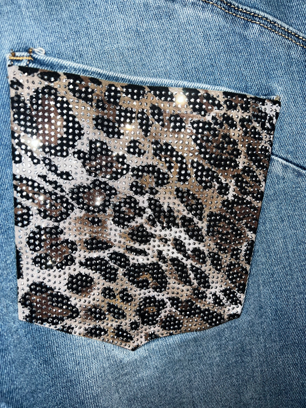 Jeans Denim Chiaro Bootcut con Tasche Leopardate in Strass