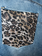 Jeans Denim Chiaro Bootcut con Tasche Leopardate in Strass