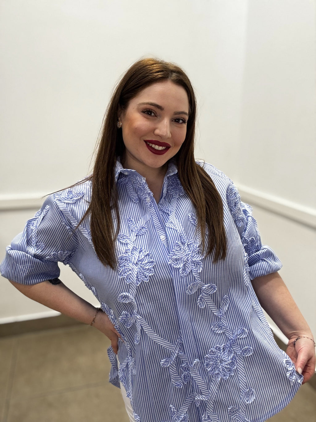 Camicia Statement a Righe con Fiori Scultorei