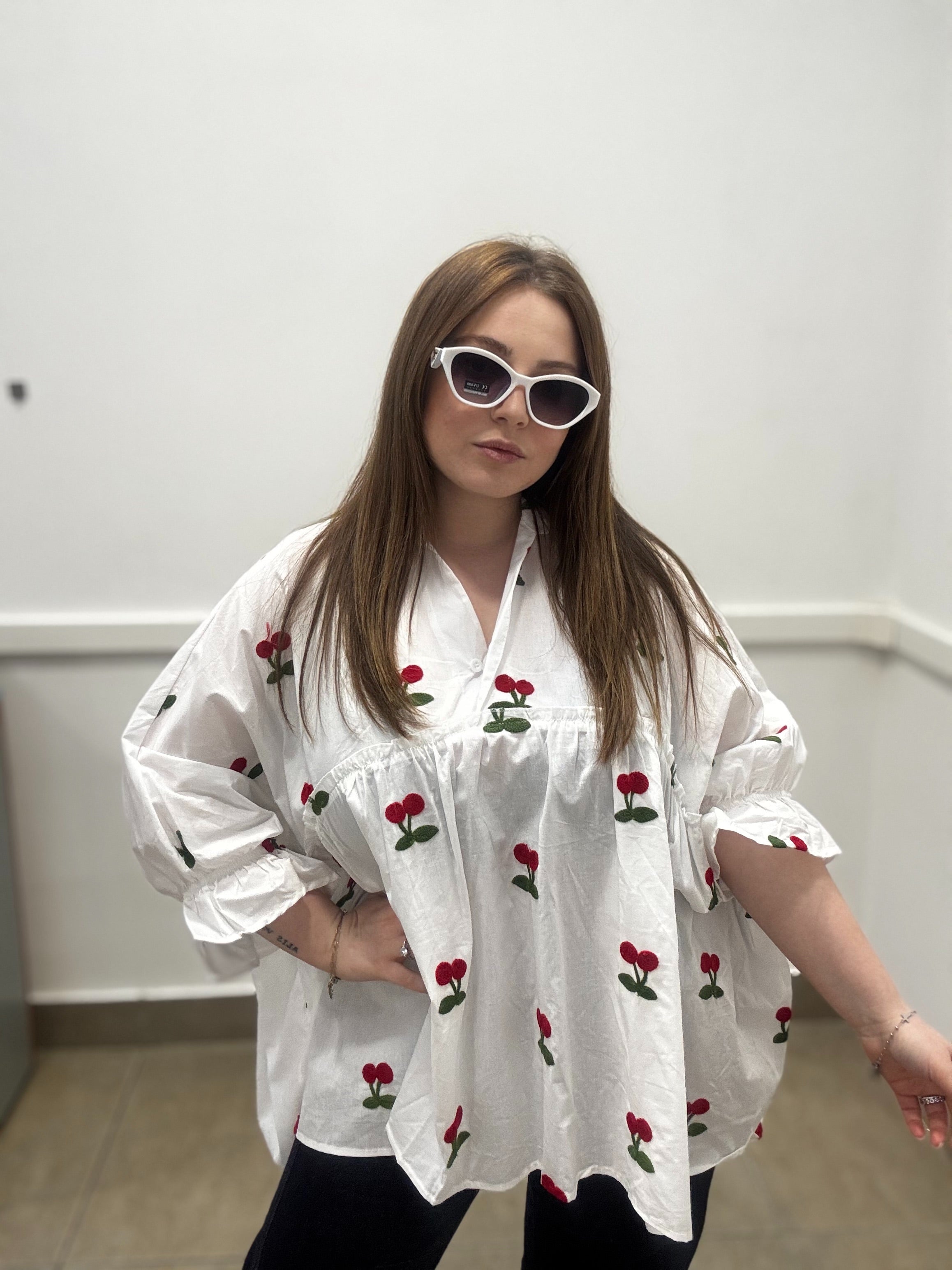Camicia Oversize in Cotone con Ricamo Ciliegie – Modello "Cherry Sweet"