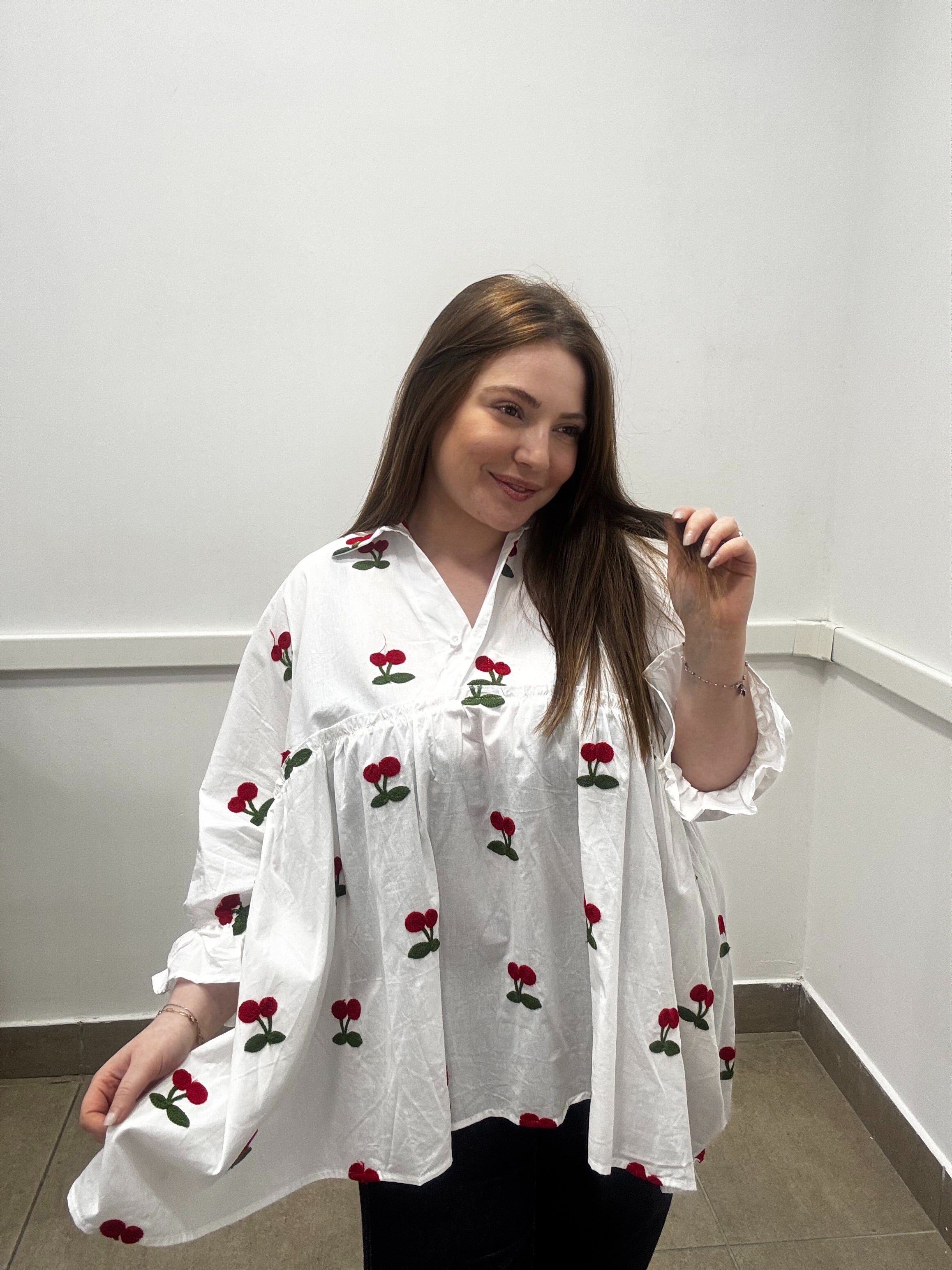 Camicia Oversize in Cotone con Ricamo Ciliegie – Modello "Cherry Sweet"