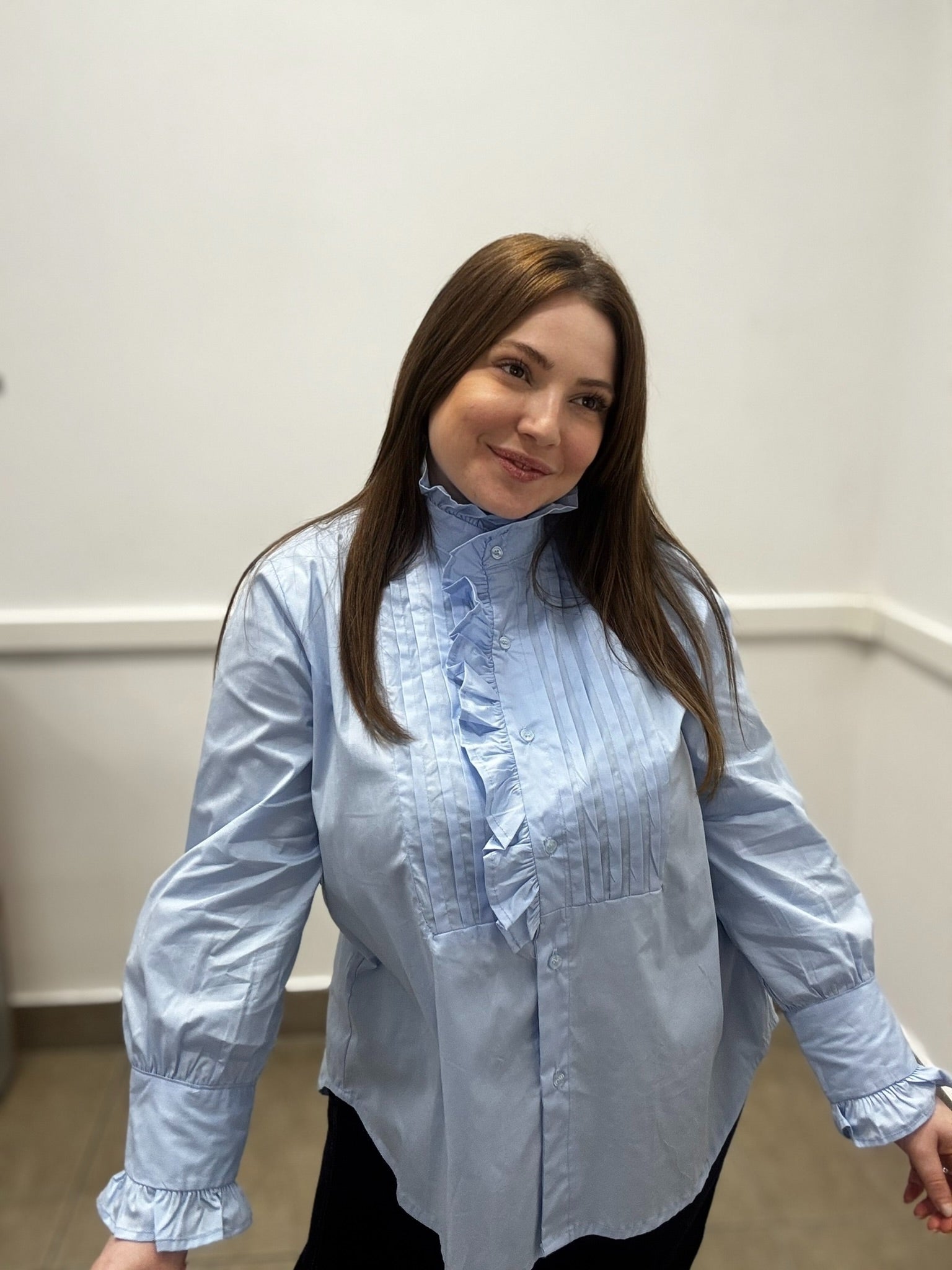 Camicia Romantica "Victorian Charm" con Volant e Plissé