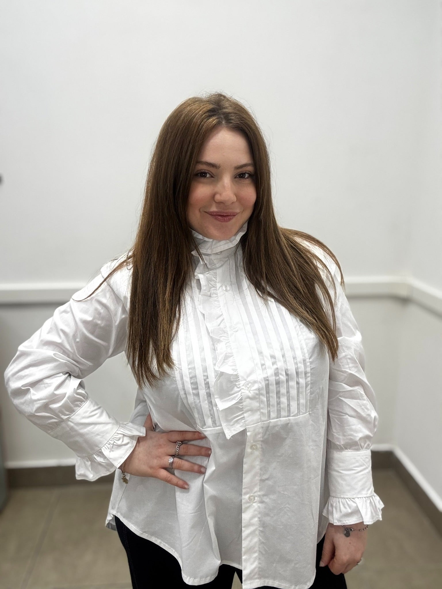 Camicia Romantica "Victorian Charm" con Volant e Plissé