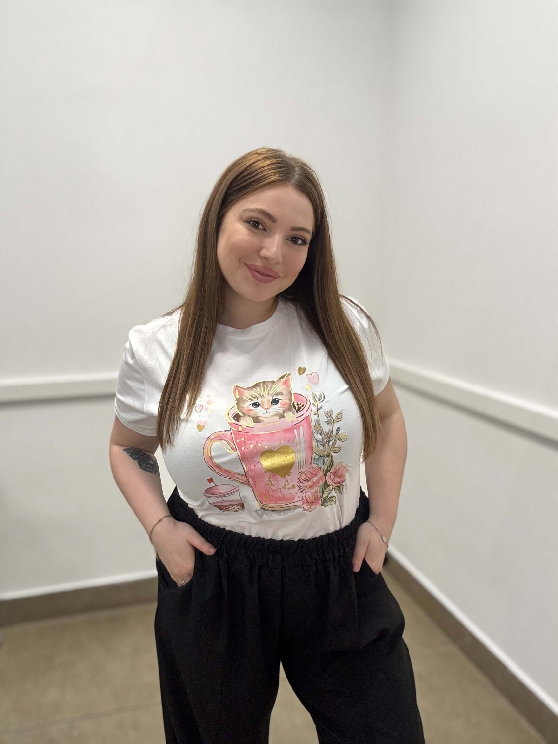 T-shirt "Kitten in a Cup" con Dettagli Oro e Grafica Acquerello
