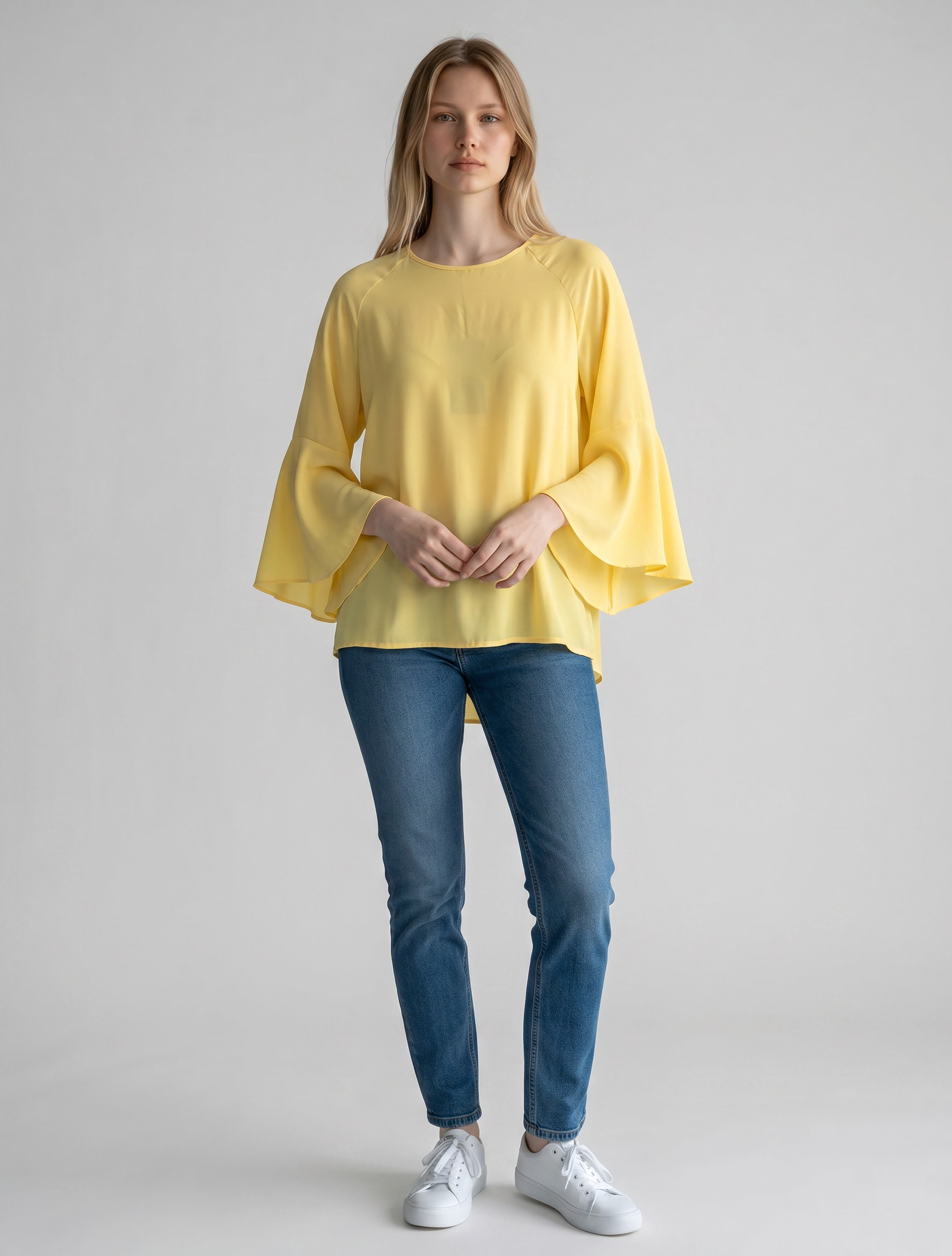Blusa Fluida con Maniche a Campana e Volant