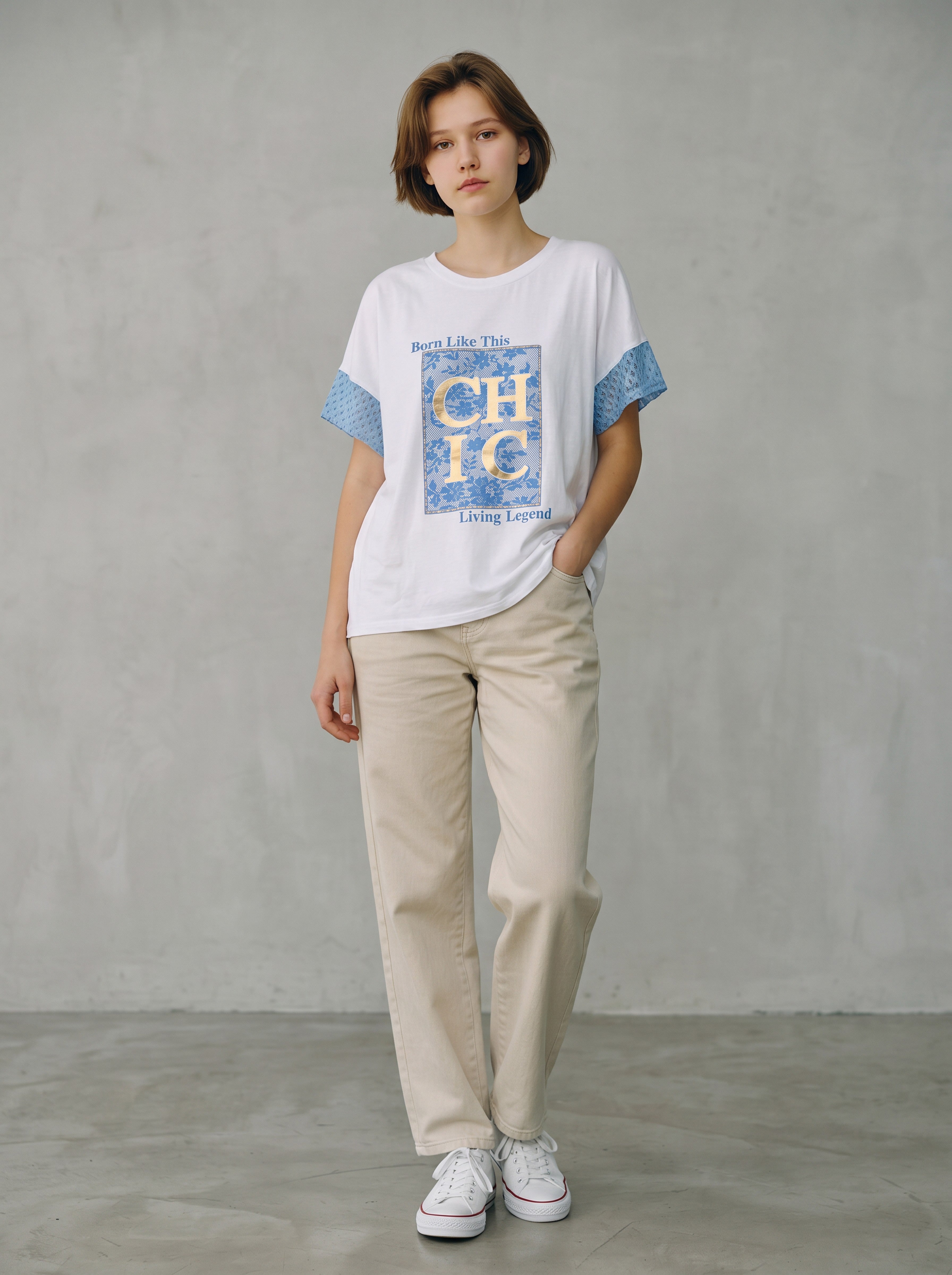 T-Shirt Curvy "CHIC" con Dettagli in Pizzo e Scritta Laminata