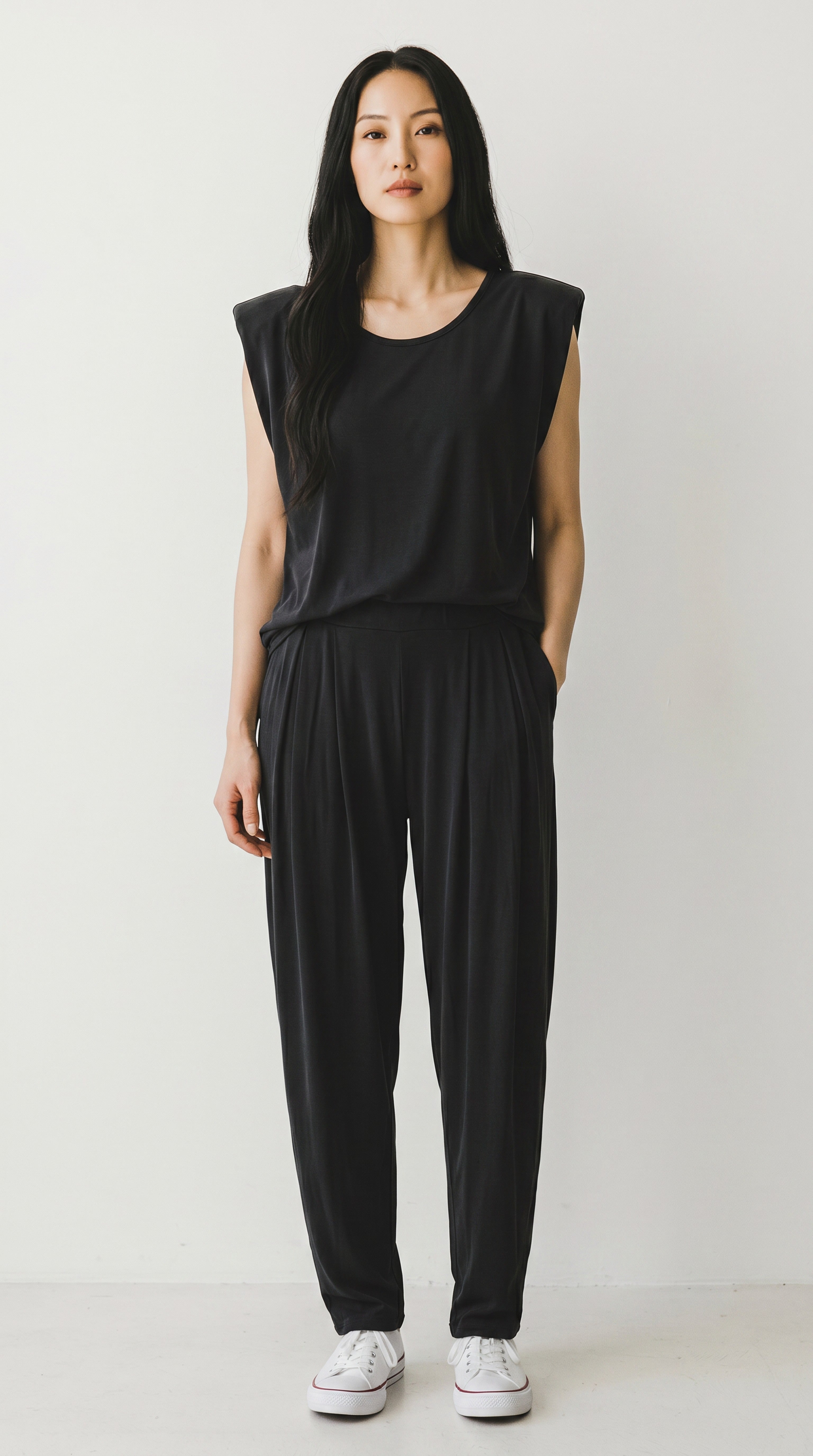 Completo Curvy in Viscosa con T-Shirt Spalline Imbottite e Pantalone Jogger – Nero