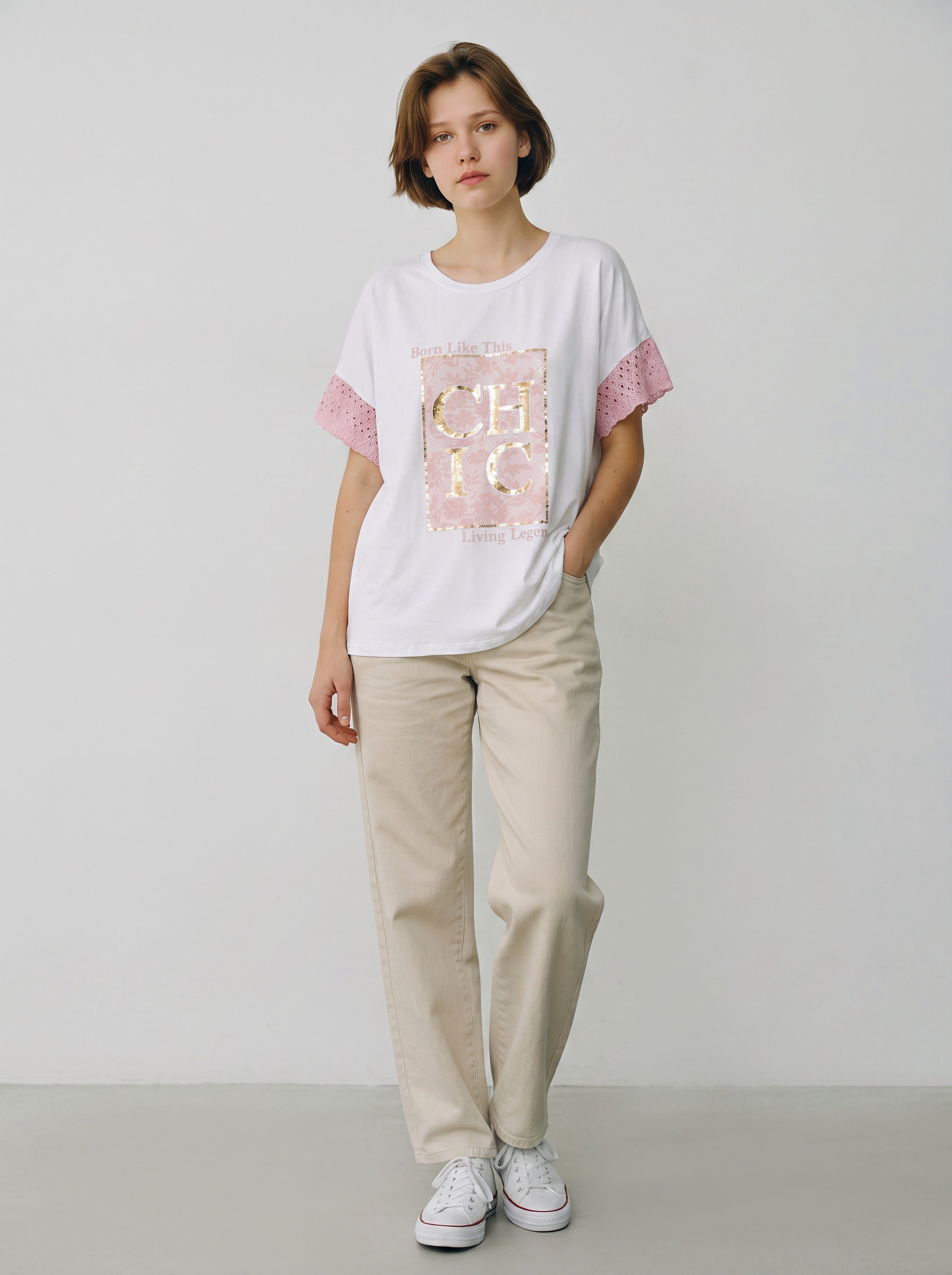 T-Shirt Curvy "CHIC" con Dettagli in Pizzo e Scritta Laminata