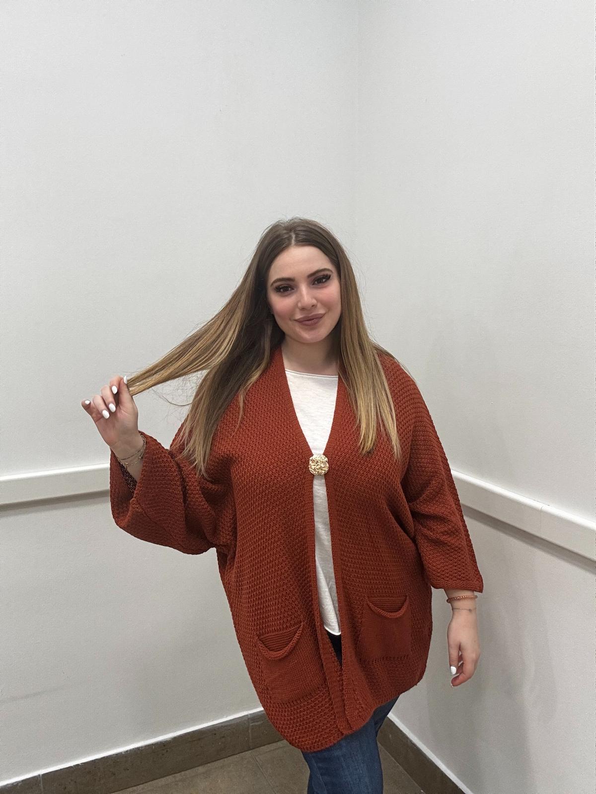 Cardigan spilla con tasche